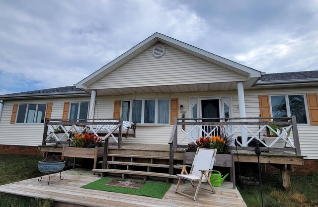 Spacious 5-bedroom house with WiFi, AC and private dock on charming Smith Island