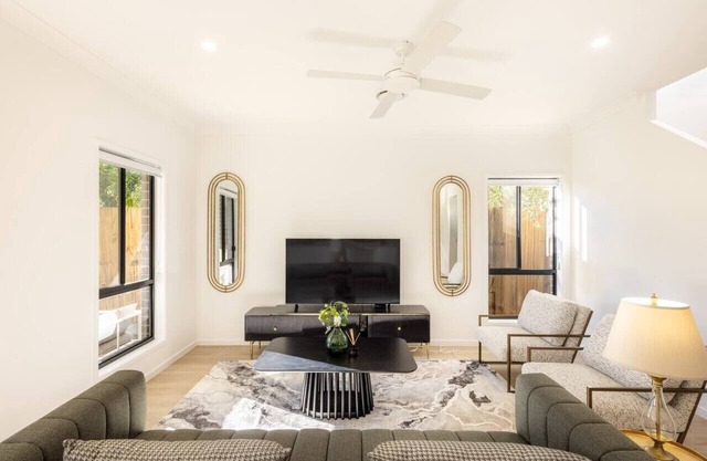 Spacious 5BR Home in Heart of Sunnybank |Sleeps 10