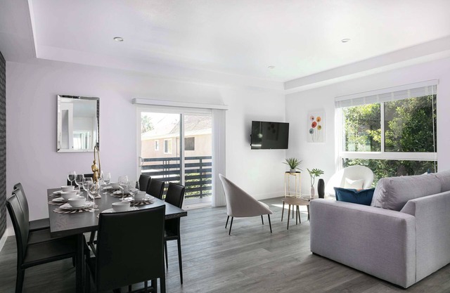 Spacious 5BR Townhouse | Free Parking Included