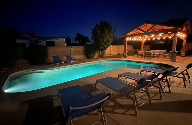 Spacious 5BR w/Pool, Spa, Putting Green, 2 King Suites + Golf Nearby