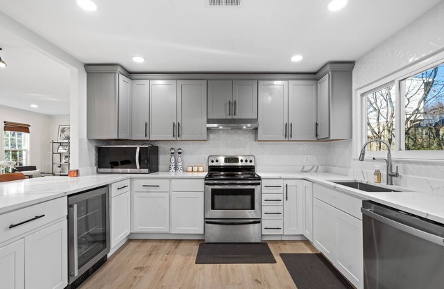 Spacious 6-bedroom with beautiful Garden for BBQ near Gaylor/MGM/National Harbor