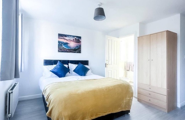 Spacious 6 Bedroom House Near City Centre