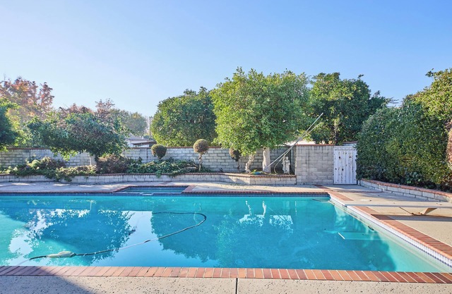 Spacious 6 bedroom house with pool