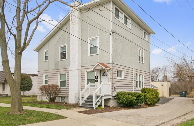Spacious 7 bed W/3 living areas Near Naval Base!