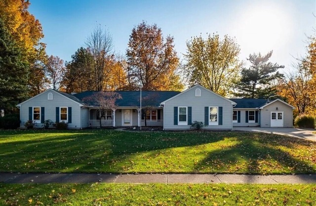 Spacious 7-bedroom house in lovely Avon Lake with AC, WiFi & close to Lake Erie