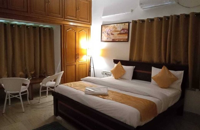 Spacious 9-bedroom apartment in enjoyable Hyderabad with WiFi, AC