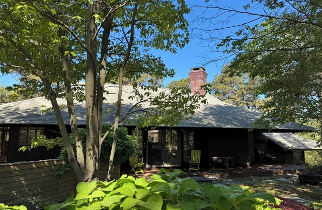 Spacious, Air Conditioned Modernist Gem: Ideal for multi-generational vacation.