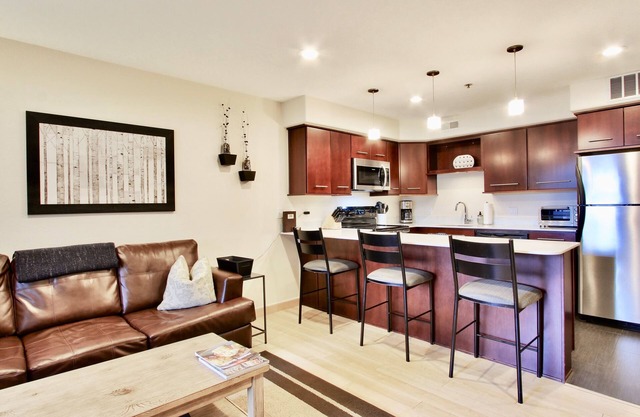 Spacious and Beautiful, Walk to ski, Wi-fi, Parking
