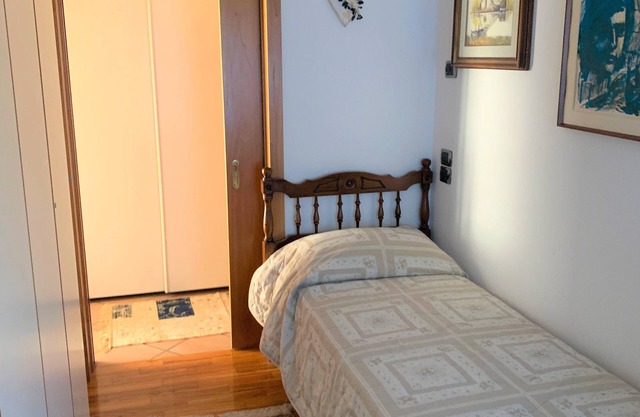 Spacious and bright apartment with garden in central area