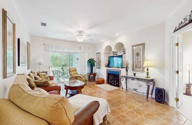 Spacious and snowbird friendly home with W/D, close to beaches, parks and harbor