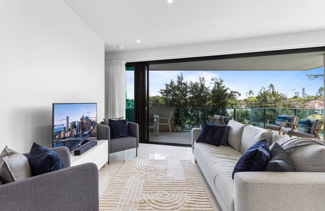 Spacious and Superb 3-Bed Apartment