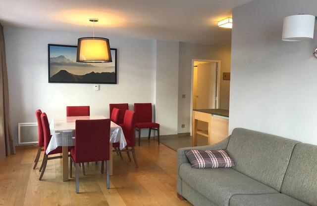 Spacious apartment with parking, balcony and pool access - Ski-in/ski-out