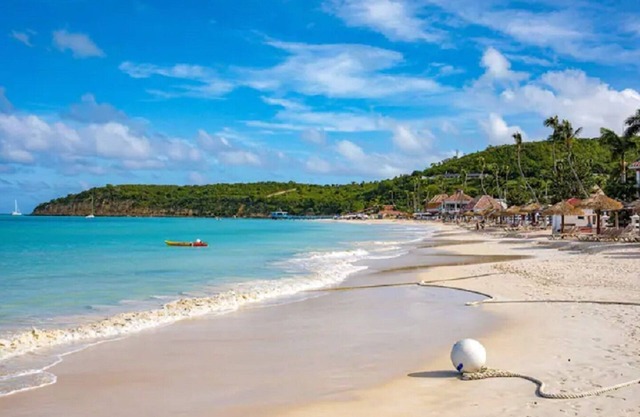Spacious apartment 5 mins walk to the Beach