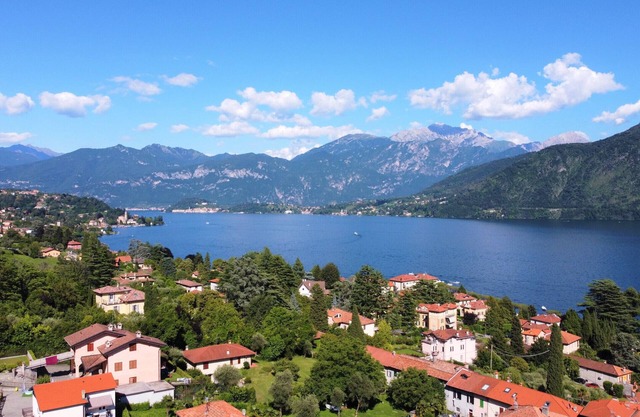 Spacious apartment a few min walk from Como Lake
