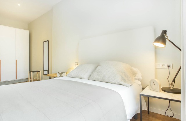 Spacious apartment at few steps to las Ramblas, Liceu and Boqueria Market!