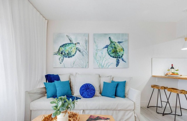Spacious Apt 2 Blocks to Beach & Collins Park