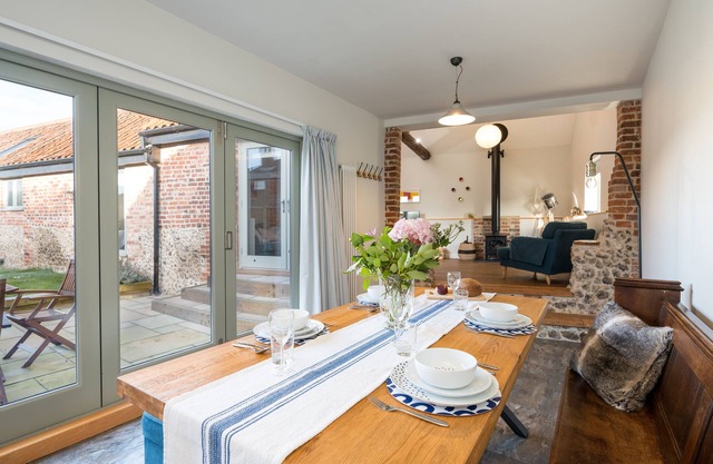 Spacious barn, seals, seaside walks and Broads National Park