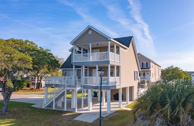 Spacious Beach House, Private Pool, Short Walk to the Beach, Bikes Welcome