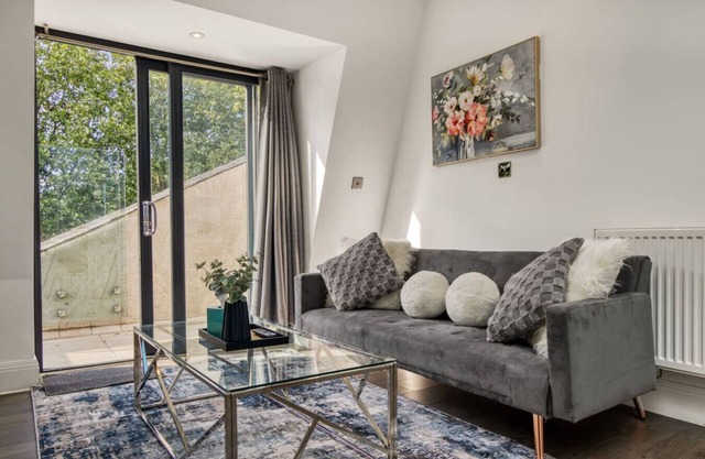 Spacious Beauty with Private Balcony Park View