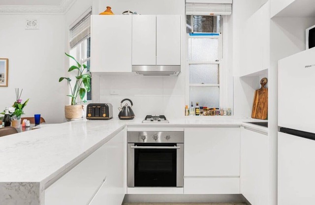Spacious Boutique Apartment in Beautiful Art Deco Block
