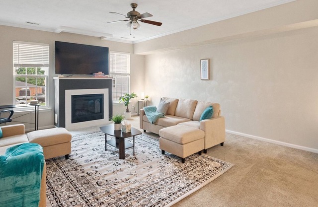 Spacious & Bright ~ Quiet Location ~ KingBed ~ Pkg
