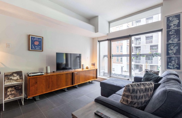 Spacious, Bright, Sleeps 5+Free Parking