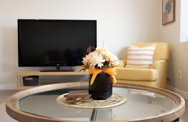 Spacious, Bright Suite Near Mountains & Downtown