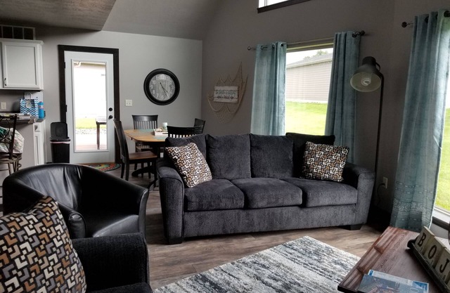 Spacious cabin! Grassy backyard! 3 Brd 2.5 bath Lots of supplies in pantry!