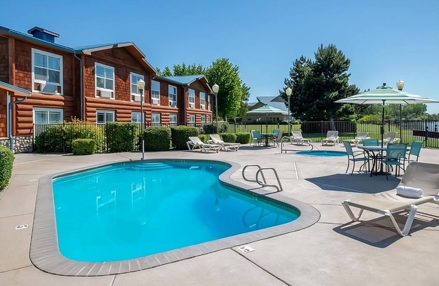Spacious Cabin w/King & Queen Beds, Fireplace, Kitchen! Free Parking, Pool