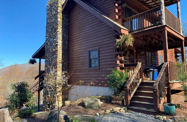 Spacious Cabin with Excellent Views/Hot Tub/Wi-Fi
