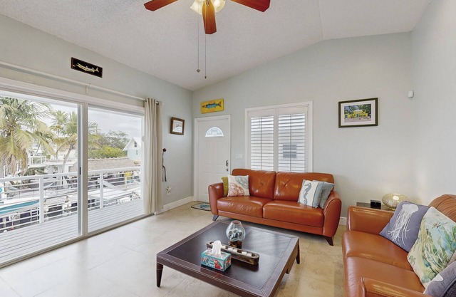 Spacious canal-front home with balcony - monthly rental