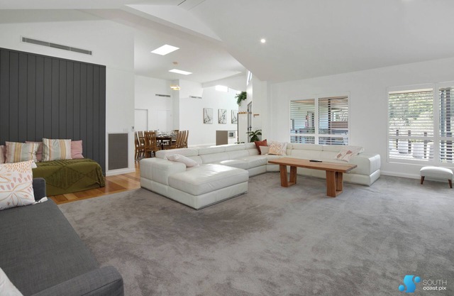 SPACIOUS COASTAL RETREAT an easy walk to river or beach