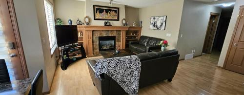 Spacious comfortable Air-Conditioned. Near airport!