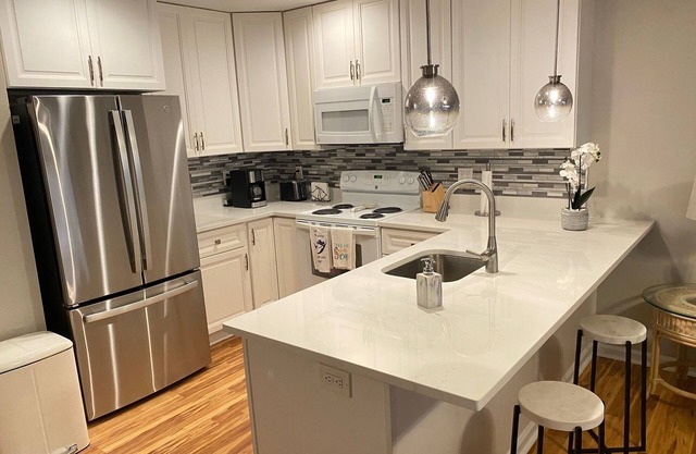 Spacious Condo! Great Beach and Location! Awesome Sunsets! nLinens provided!