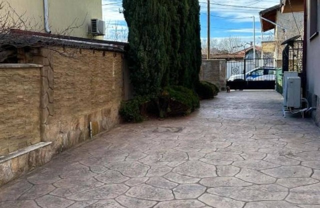 Spacious country house with large terrace, mountain views and peace and quiet close to the city.
