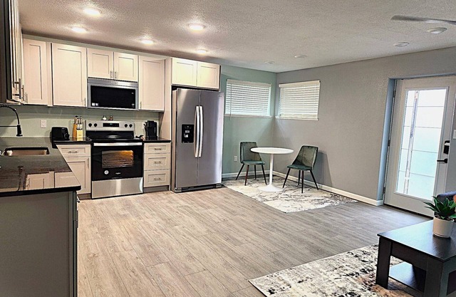 Spacious & Cozy 2-bedroom Apartment, Hot Tub, Ac, and free Wi-fi