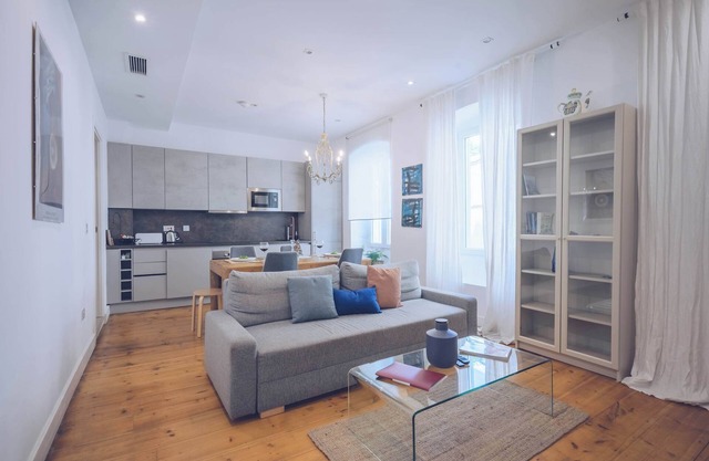 Spacious cozy 2BR/2BA in the city center