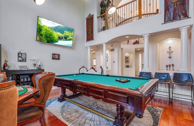 Spacious & Cozy Winter Retreat: Scenic Views, Luxury, Pool Table, Crystal Chandelier, Hardwood."