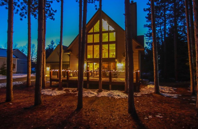 Spacious Crystal Mountain Resort Cabin w/Game Rm! Minutes to Ski/Golf/Spa/Pool!