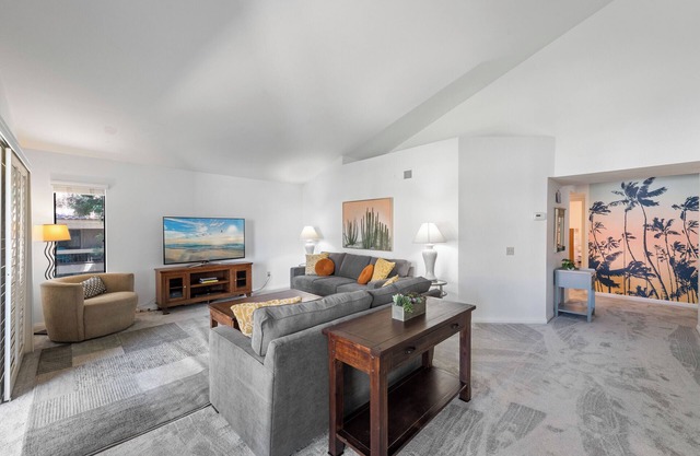 Spacious desert retreat in Cathedral City - 5 minutes from Downtown Palm Springs