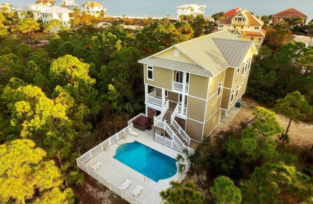 Spacious dog-friendly home w/pool, hot tub, access to tennis, pickle ball, pools