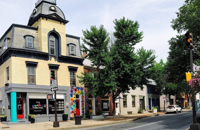 Spacious Downtown Frederick, 3 BR, Full Kitchen Off Street Parking