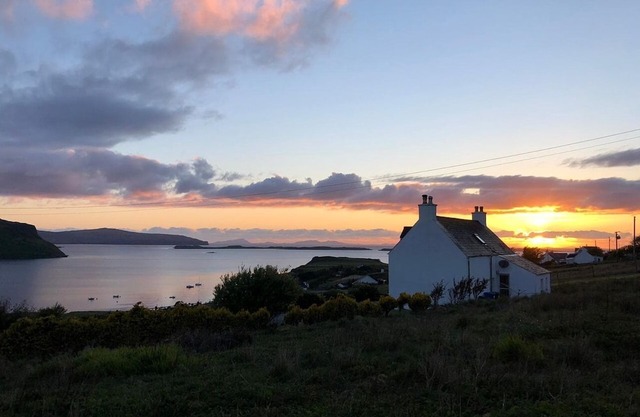 SPACIOUS FAMILY FRIENDLY TRADITIONAL COTTAGE - AMAZING SEA VIEWS - SLEEPS 6