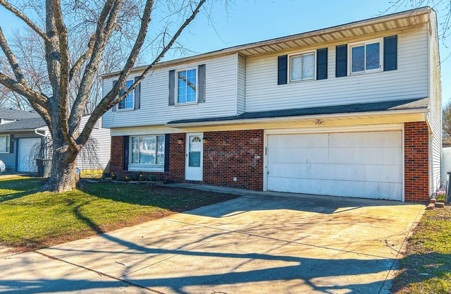 Spacious Family Home - 20 Min To Downtown Columbus. 2 Car Garage & Yard!