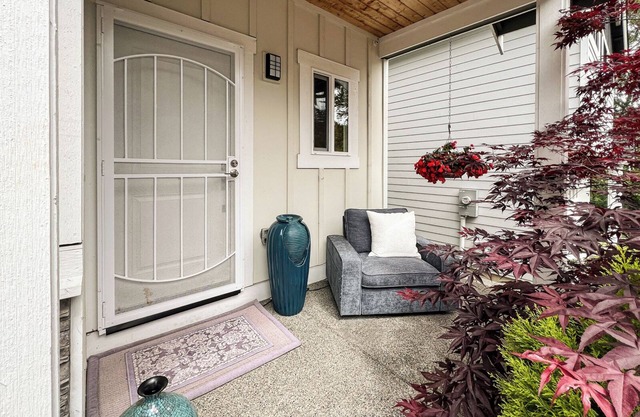 Spacious Family Home in Seattle - 3BR, 2.5BA, A/C & Parking Included.