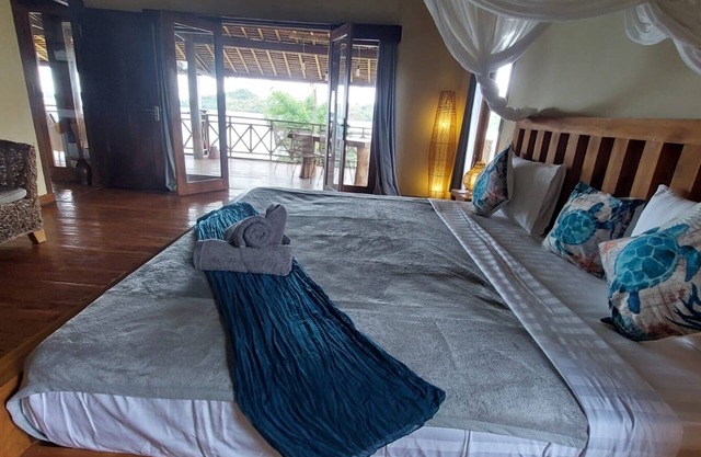 Spacious family Villa with freshwater pool, private garden, South West Lombok