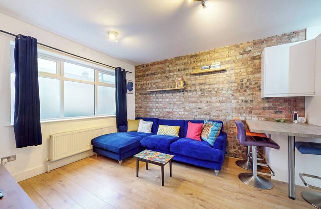 Spacious Flat Near Stratford | 2 Min to Bus Stop