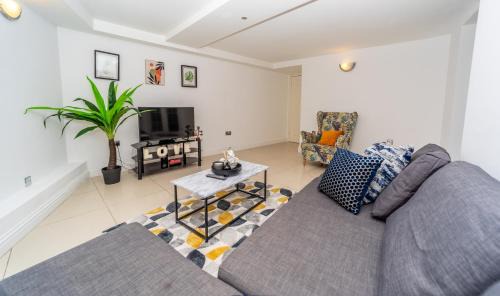 Spacious Flat with Patio & Parking in city centre