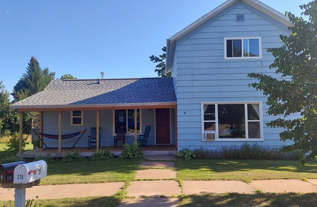 Spacious four bedroom house -walking distance to Lake Superior/Washburn shops