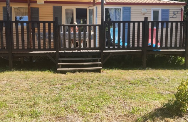 Spacious mobile home with terrace and lake view, ideal for families.